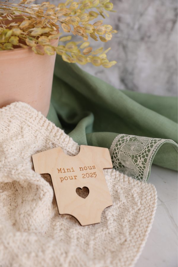 Cache-couche de bois - Mini nous pour 2025 – Image 3