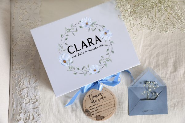 Boite souvenirs blanche personnalisée - Couronne de fleurs bleus