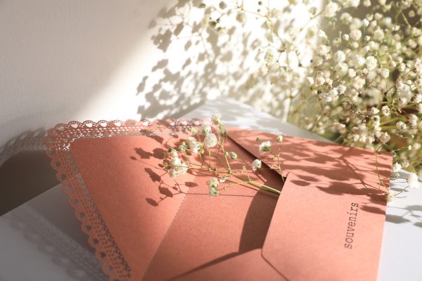 Boite souvenirs blanche personnalisée - Fleurs et papillons – Image 2