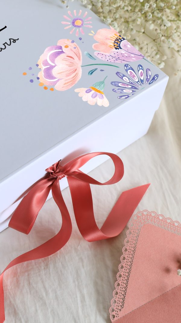 Boite souvenirs blanche personnalisée - Fleurs pastel – Image 2