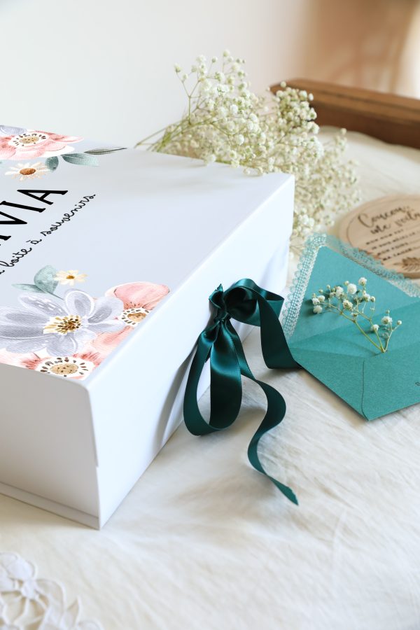 Boite souvenirs blanche personnalisée - Fleurs lilas et rose – Image 2